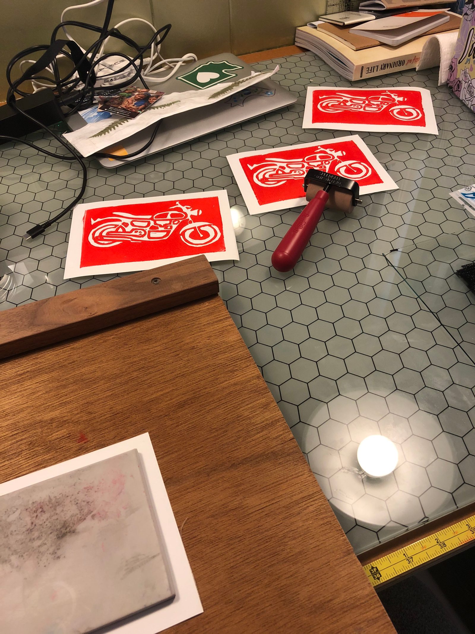 Linoprint, motos